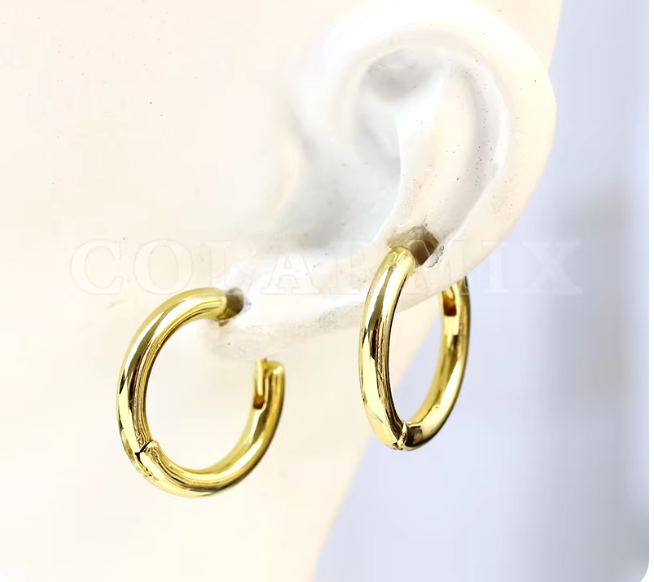 27811316 Aretes Huggies en oro laminado 18k (3 Capas)