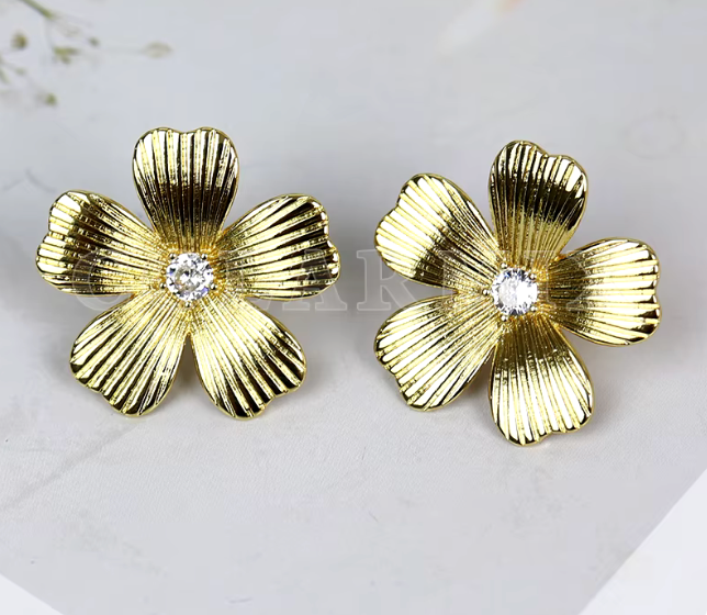 29841652 Aretes de 5 petalos y brillante en oro laminado 18k (3 Capas)