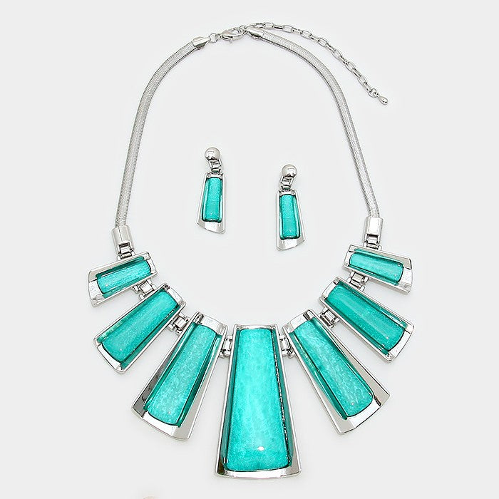 Set de collar y aretes en metal y epoxi