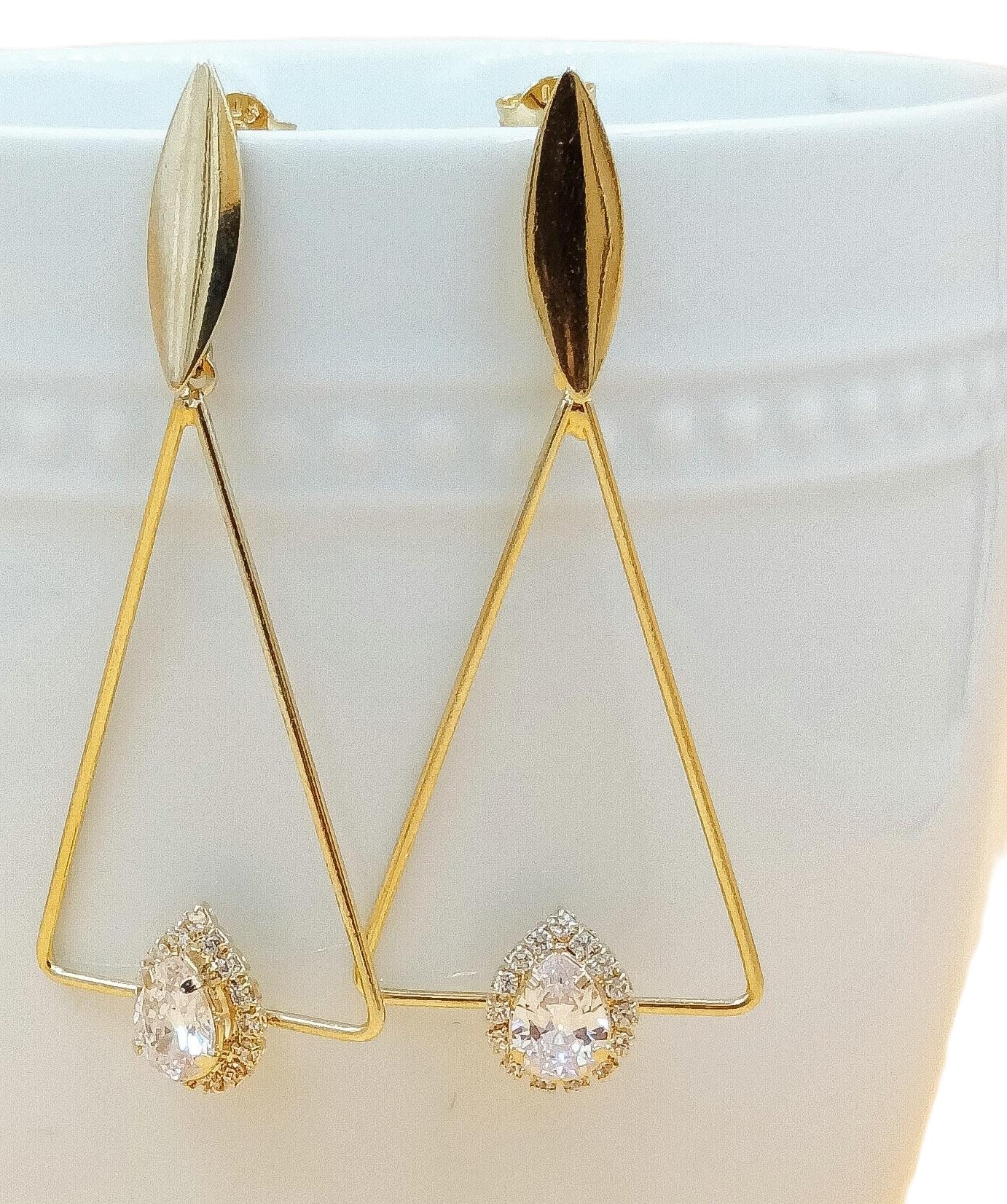 Aretes triangulo y zircon oro laminado 18k