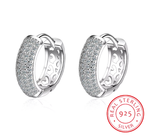 38285300 Aretes Huggies acentuado con piedras moissanita en plata S925