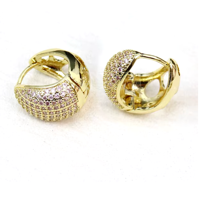 Aretes huggies con brillantes de imitación  en oro laminado 18k (3 Capas)