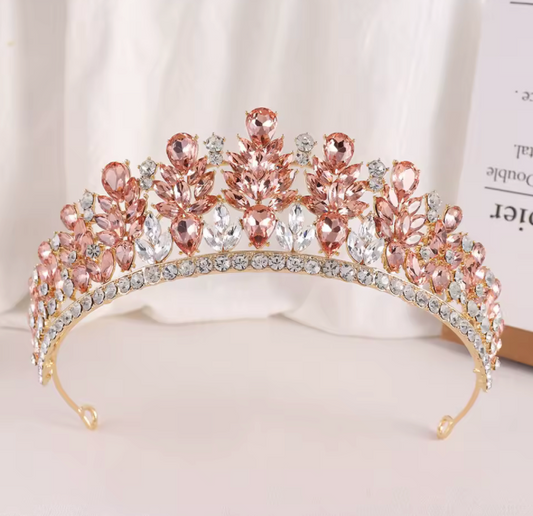Tiara con piedras lagrimas y marquesas con ribete de brillantes de imitación