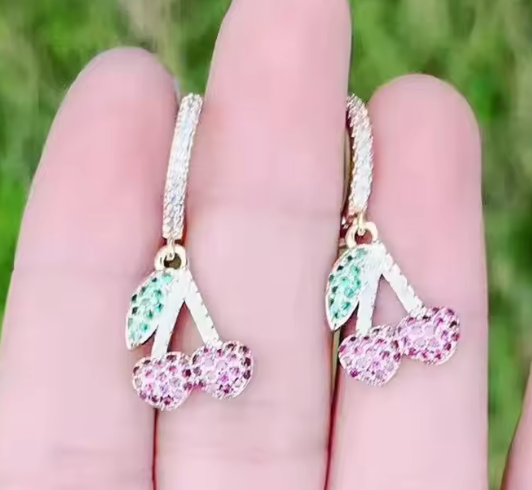 52663028 Aretes de cerezas color pastel acentuado con CZ en oro laminado 18k (3 Capas)
