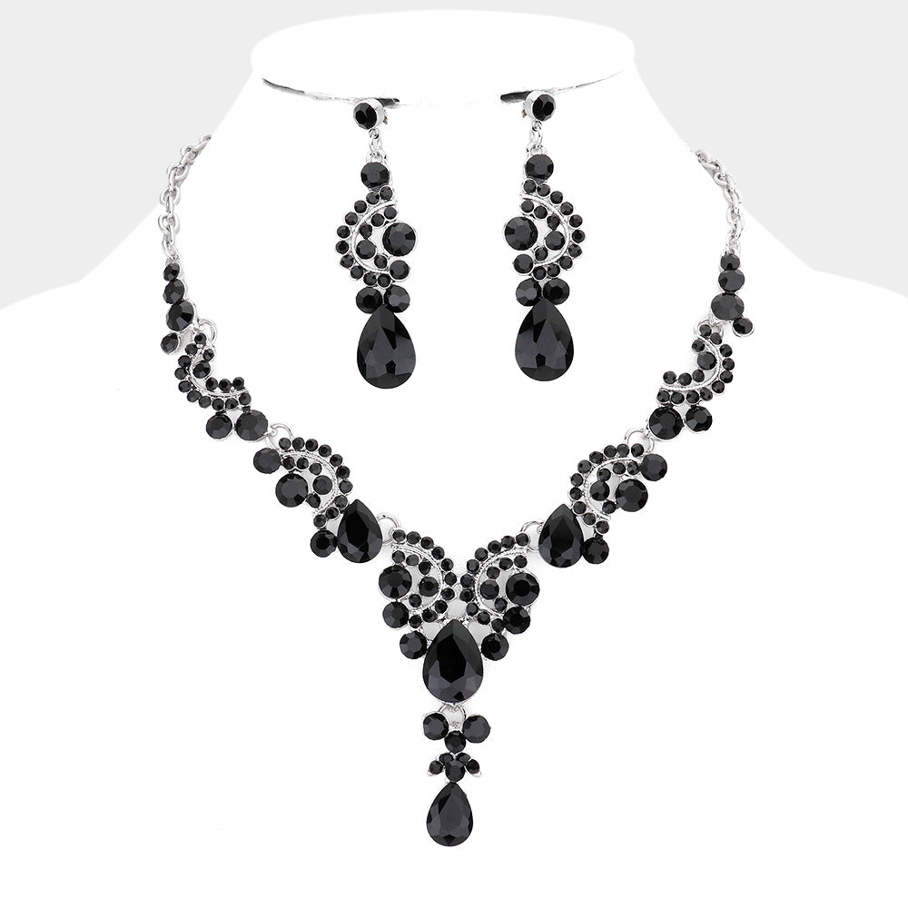 Conjunto de collar y aretes con detalles de piedras en forma de lágrimas y redondas
