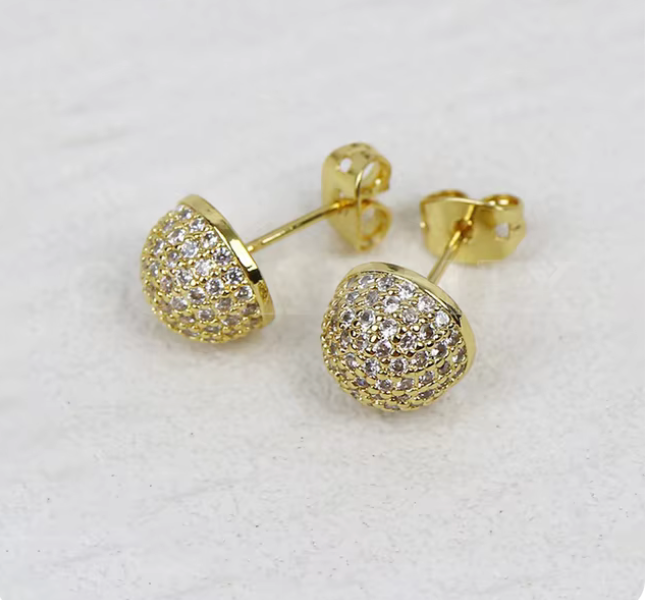 Aretes media esfera adornado con brillantes de imitación en oro laminado 18k (3capas)