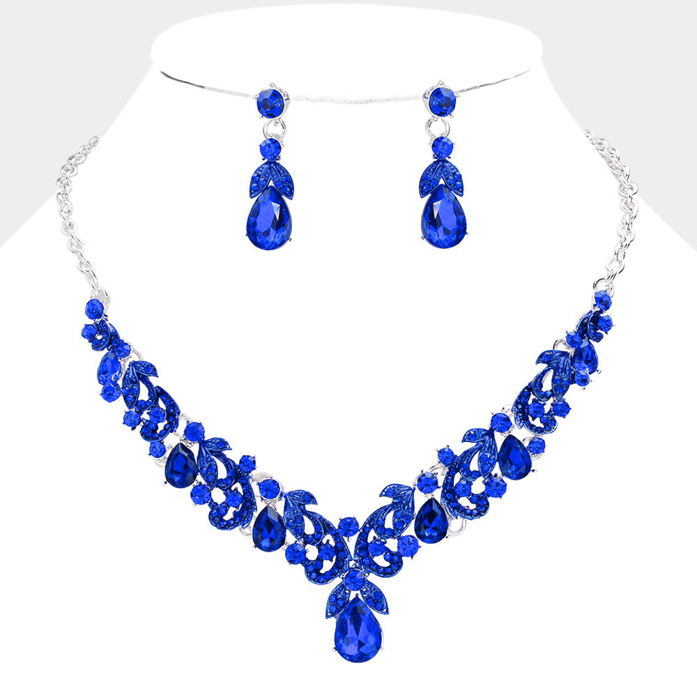 Conjunto de collar y aretes con detalles en piedras lagrimas y hojas de brillantes