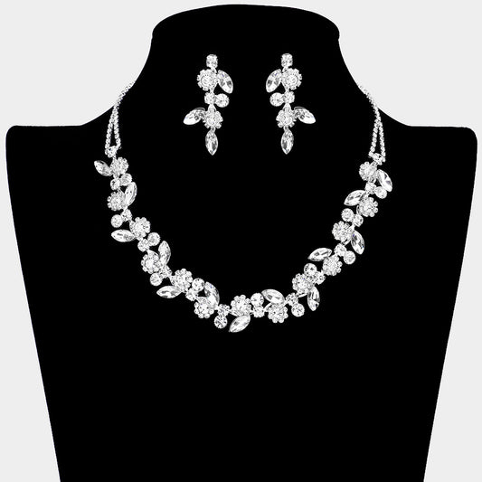 607906 Conjunto de collar y aretes acentuado con piedras multiples