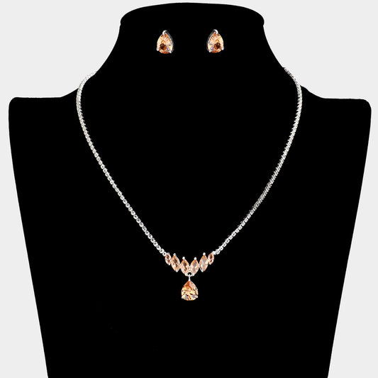 Conjunto de collar y aretes adornado con piedras lagrimas y circonitas cubicas CZ