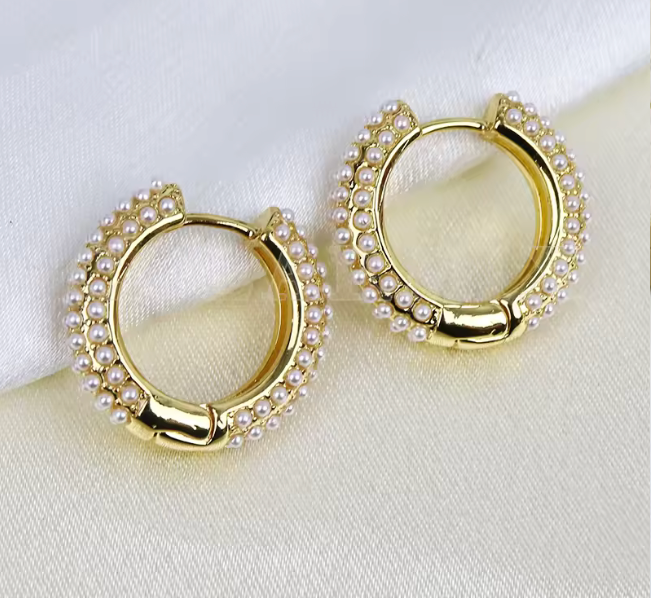 62364404 Aretes huggies con micro perlas en oro laminado 18k (3 Capas)