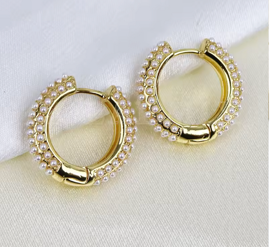 62364404 Aretes huggies con micro perlas en oro laminado 18k (3 Capas)