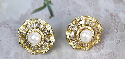 62470132 Aretes de flor adornada con piedras baguettes y perla en oro laminado 18k (3 Capas)