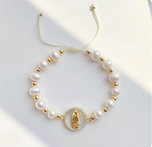 63715828 Pulsera ajustable Virgen de Guadalupe con esferas doradas y perlas en oro Laminado 18k (3capas)