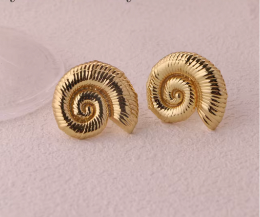 64087540 Aretes de caracol en oro laminado 18k (3 Capas)