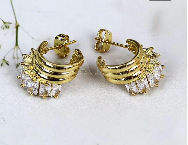 64436724 Aretes con triple semi circulo y circonitas cubicas en oro laminado 18k (3capas)