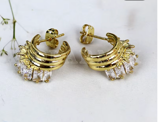 64436724 Aretes con triple semi circulo y circonitas cubicas en oro laminado 18k (3capas)