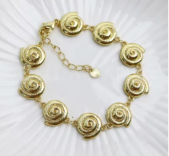 64746484 Pulsera con dijes de caracol en oro laminado 18k (3 Capas)