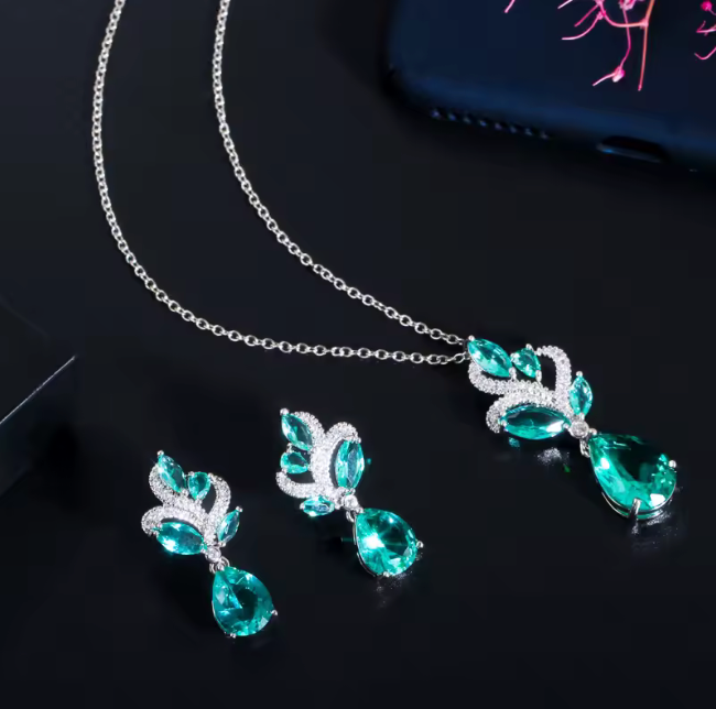 Conjunto de cadena y aretes con piedra lagrima y circonita cubica (CZ) AAA