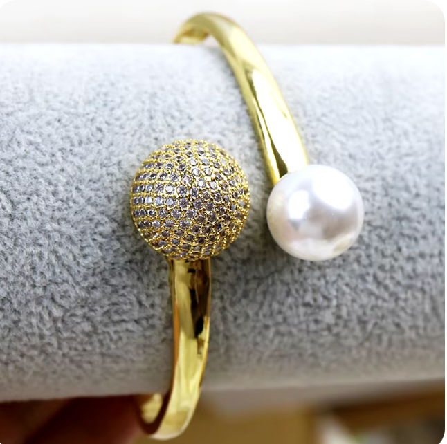 84326644 Brazalete con punta de perla y esfera de brillantes de imitación en oro laminado 18k (3 Capas)