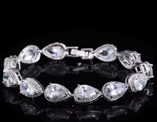 Pulsera con piedras lagrimas con ribete de circonita cubica 5A (CZ)