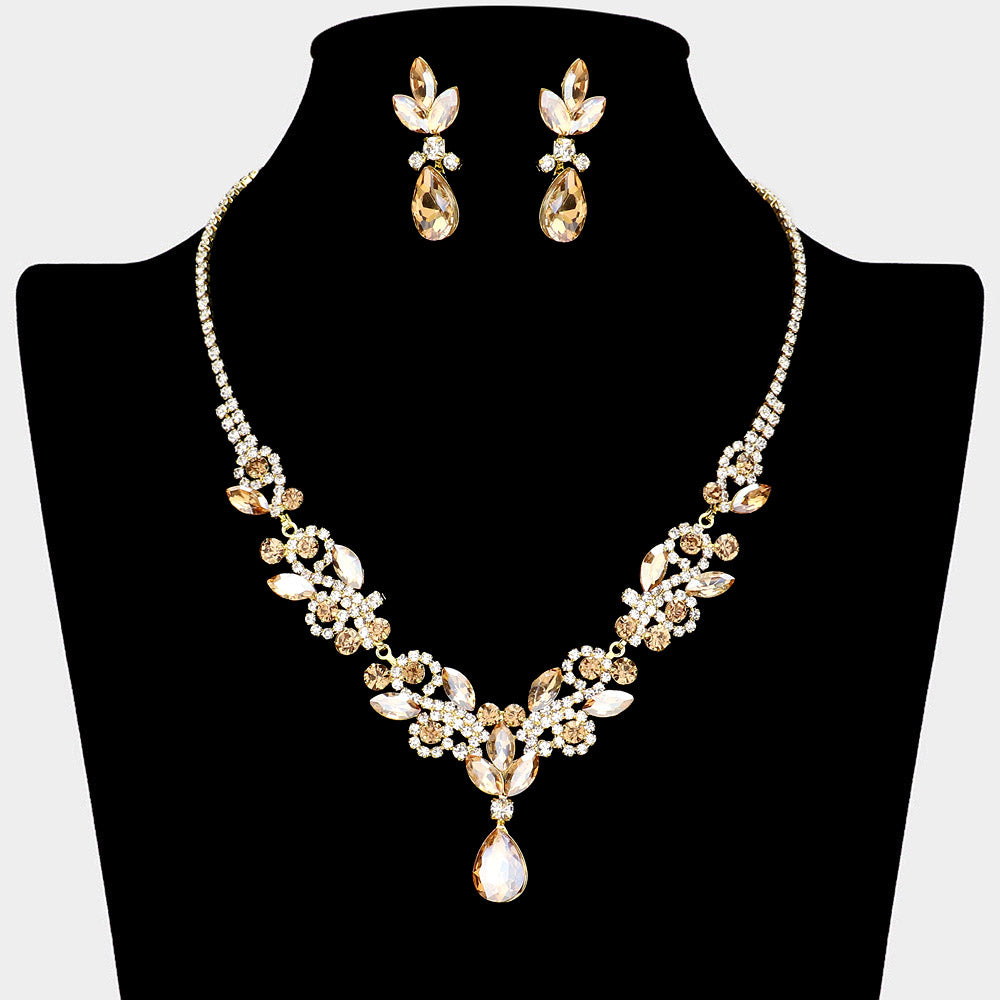 Conjunto de collar y aretes adornado con piedras marquesas y brillantes de imitación