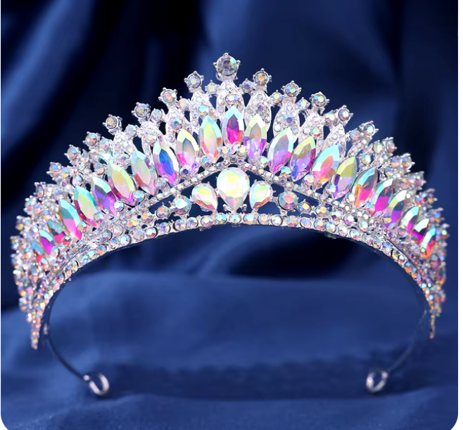 Tiara adornada con piedras multiples y ribete de brillantes