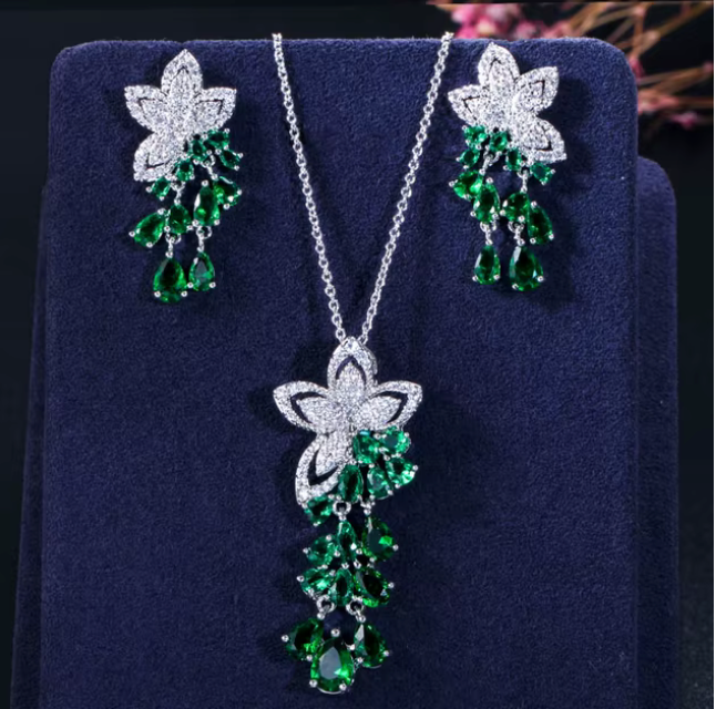 Conjunto de cadena y aretes en forma de flor y gajos de circonita cubica AAAAA (CZ)