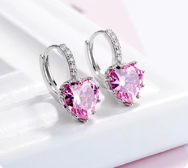 87630068 Aretes con dije de corazón y circonitas CZ en plata S925