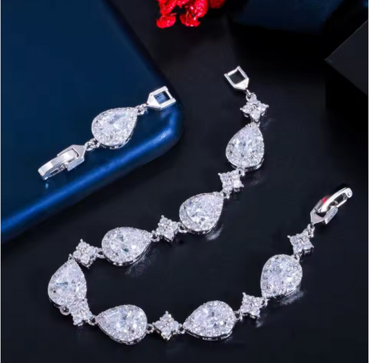 Pulsera con piedras lagrimas acentuada con circonita cubica 5A (CZ)