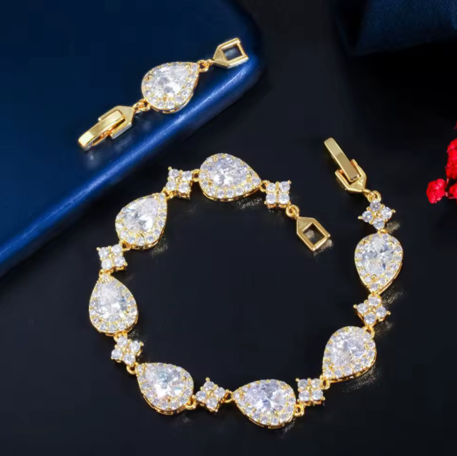 Pulsera con piedras lagrimas acentuada con circonita cubica 5A (CZ)