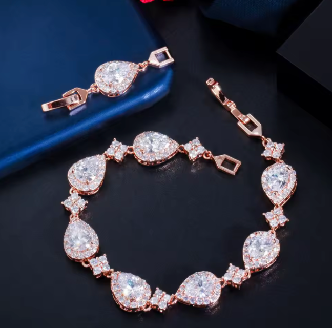 Pulsera con piedras lagrimas acentuada con circonita cubica 5A (CZ)
