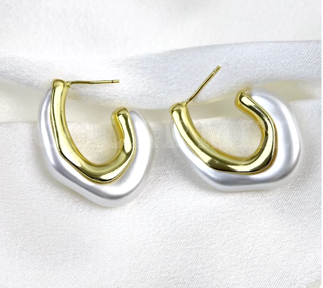 92216052 Aretes de borde perleado en oro laminado 18k (3 Capas)