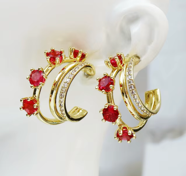 Aretes tipo argolla con piedras de cristal en oro laminado 18k (3capas)