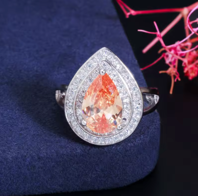 Anillo con piedra cristal y ribete de circonitas cubicas CZ 5A (CZ)