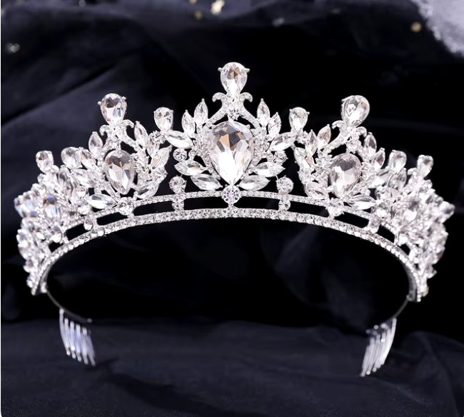 Tiara adornada con piedras multiples y ribete de brillantes