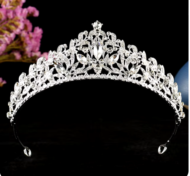 Tiara adornada con piedras redondas y marquesas