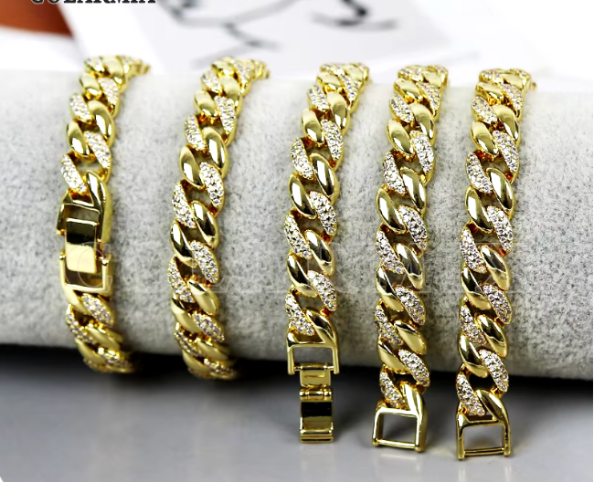 99801076 Pulsera cubana adornada con brillantes de imitación oro laminado 18k (3 Capas)