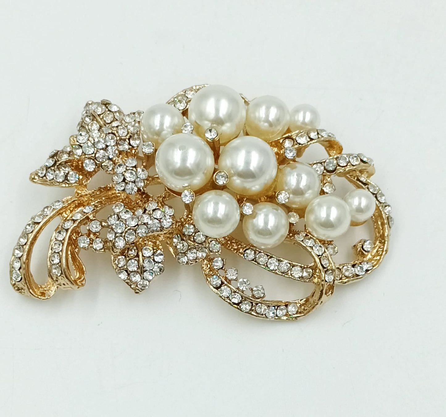 Broche con detalles en perlas y brillantes