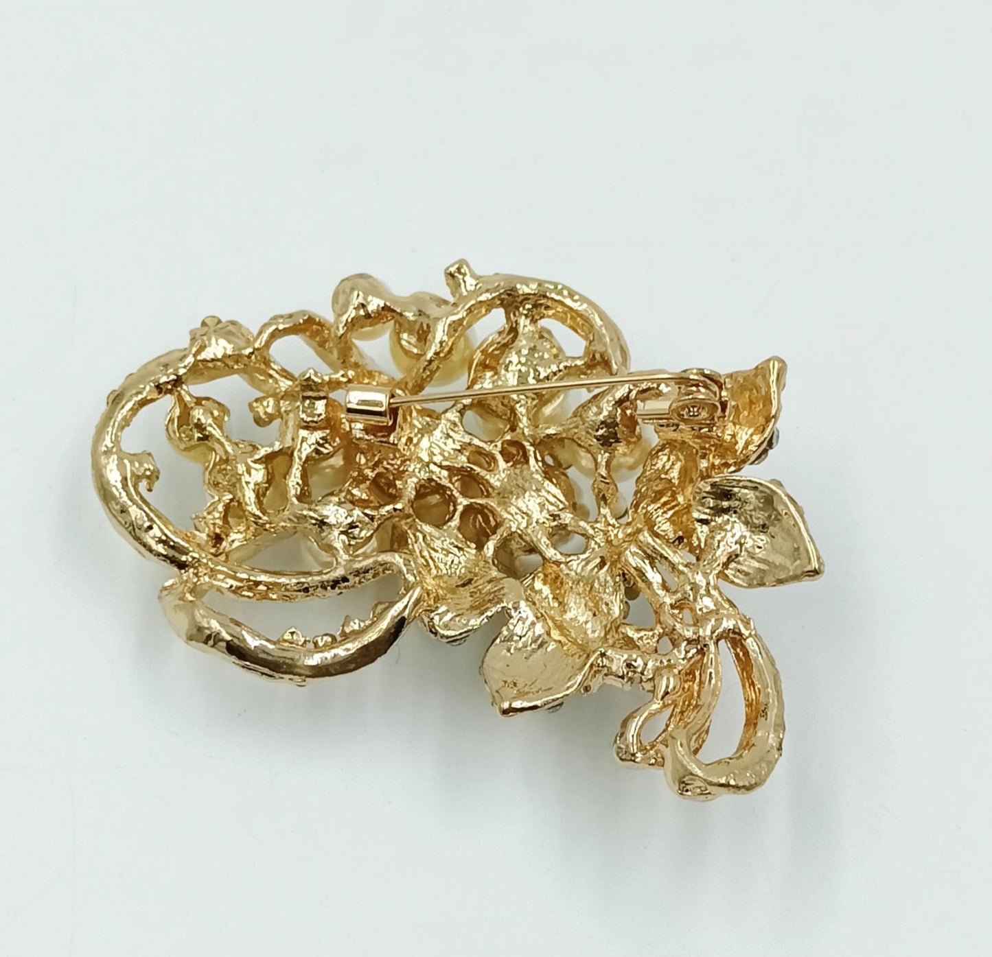 Broche con detalles en perlas y brillantes