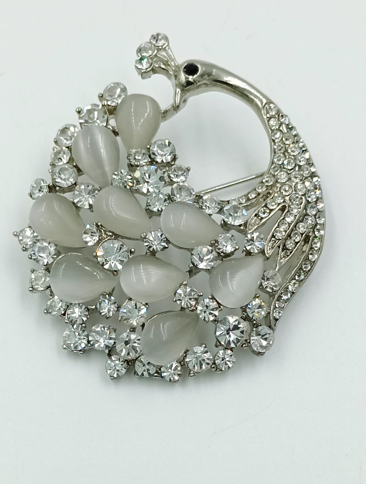 Broche con forma de pavo real adornado con perlas y brillantes