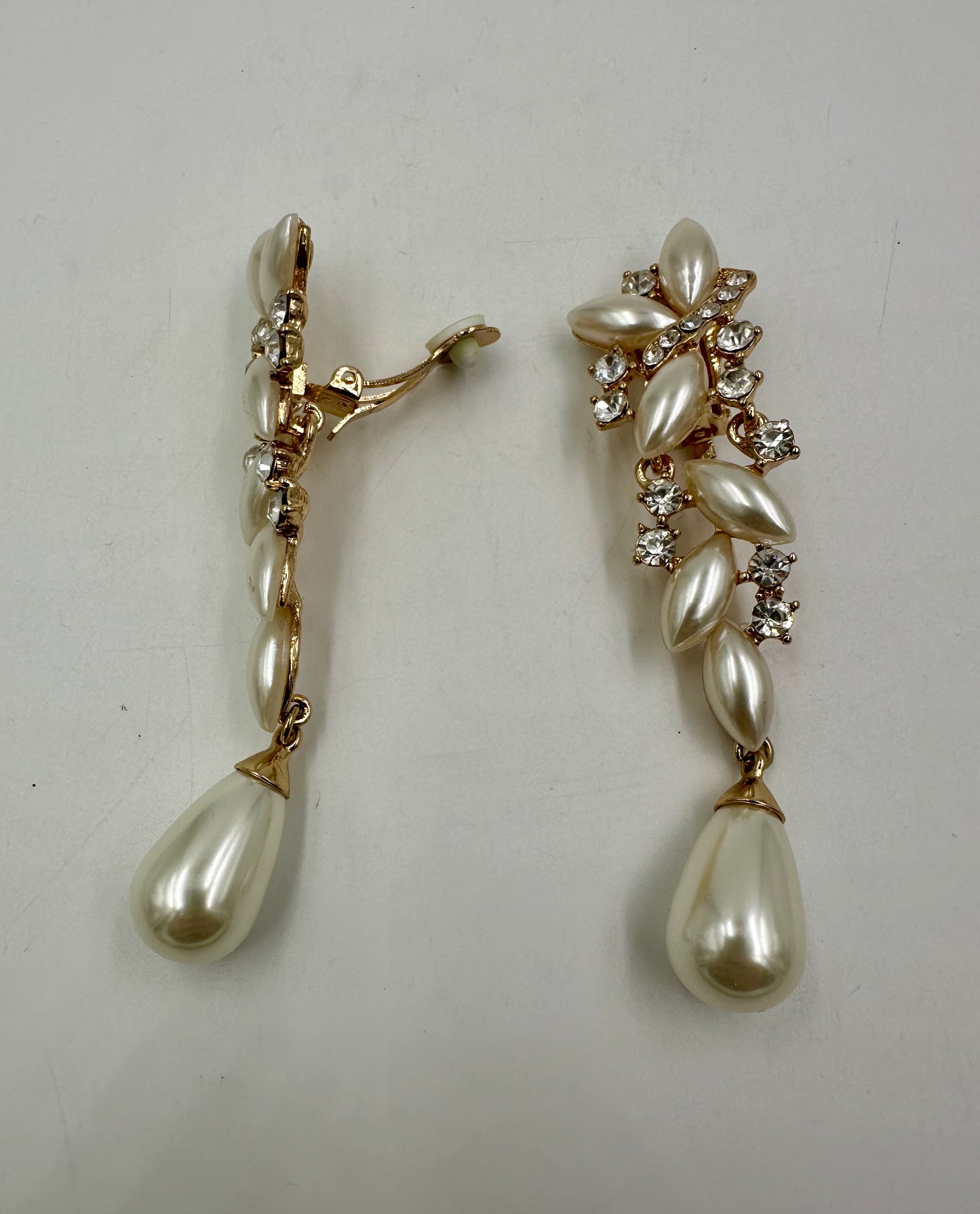 Pendientes largos con detalles de perlas y brillantes