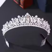 Tiara con piedras lagrimas y redondas con ribete de brillantes de imitación
