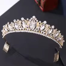 Tiara con piedras lagrimas y redondas con ribete de brillantes de imitación