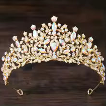 Tiara con piedras lagrimas y marquesas con ribete de brillantes de imitación
