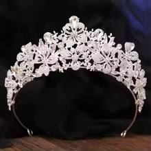 Tiara con piedras lagrimas y marquesas con ribete de brillantes de imitacion