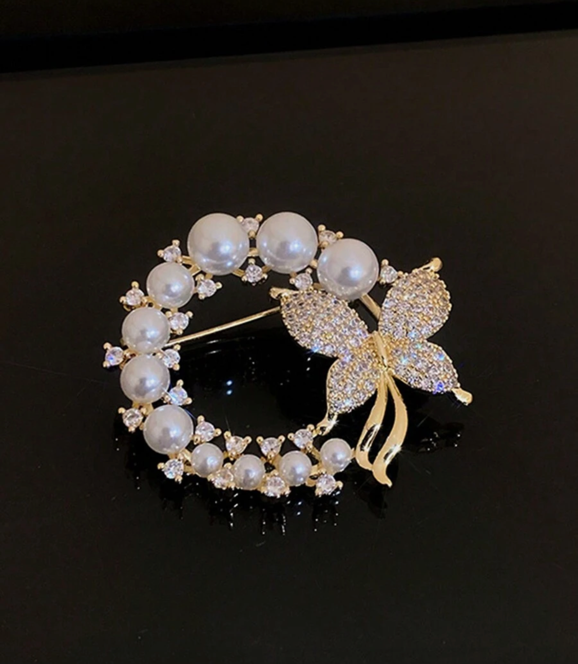 SH09919 Broche adornado con perlas y mariposa en brillantes