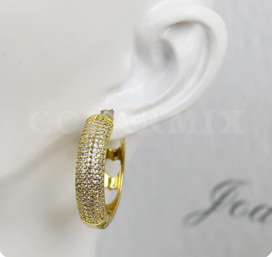 71488756 Aretes huggies con brillantes en oro laminado 18k (3 Capas)