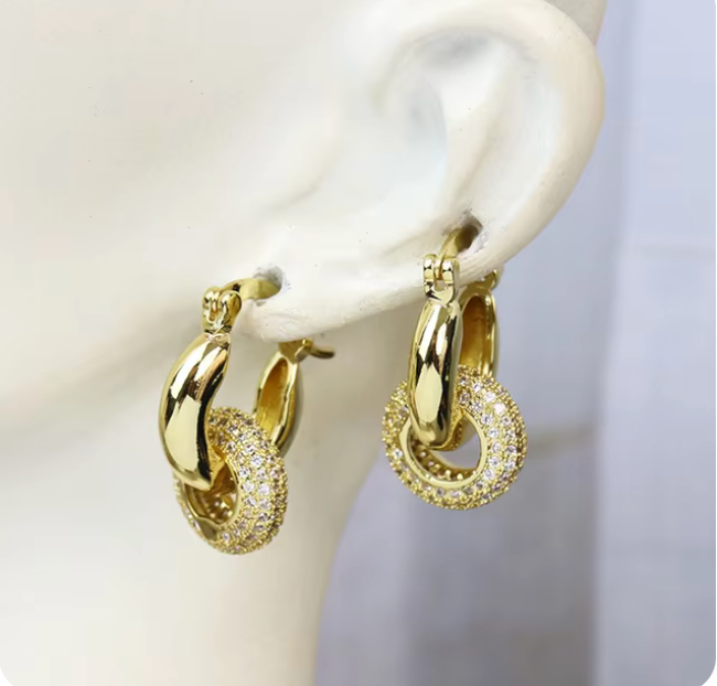 81220852 Aretes huggies con brillantes en oro laminado 18k (3 Capas)