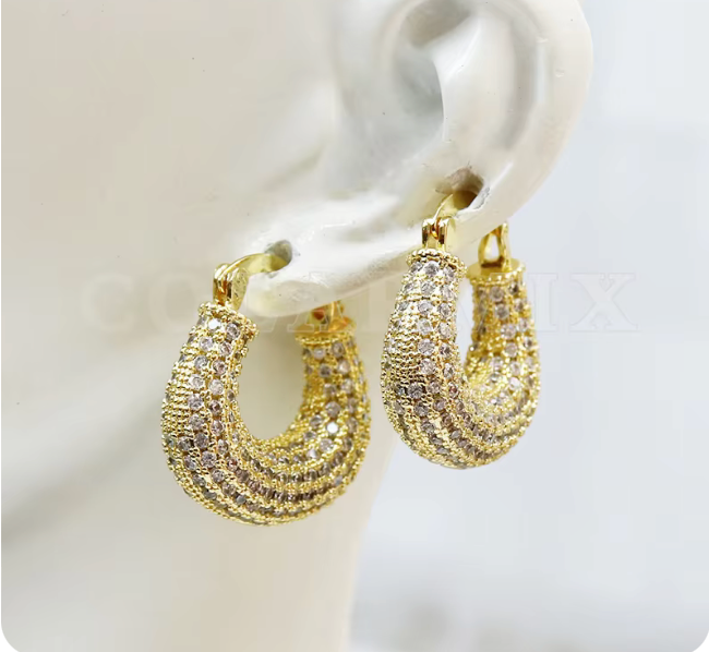 65035252 Aretes huggies con brillantes en oro laminado 18k (3 Capas)