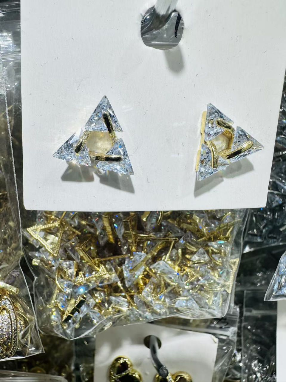 87962868 Aretes de triangulo con cz en oro laminado 18k (3 Capas)